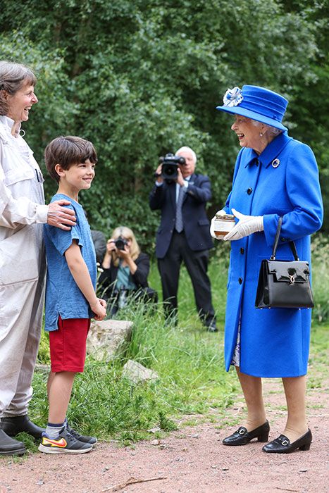 queen speaks with children glasgow