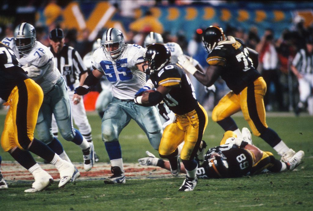 Erric Pegram #20 of the Pittsburgh Steelers carries the ball against the Dallas Cowboys during Super Bowl XXX on January 28, 1996 at Sun Devil Stadium in Tempe, Arizona. The Cowboys won the Super Bowl 27-17