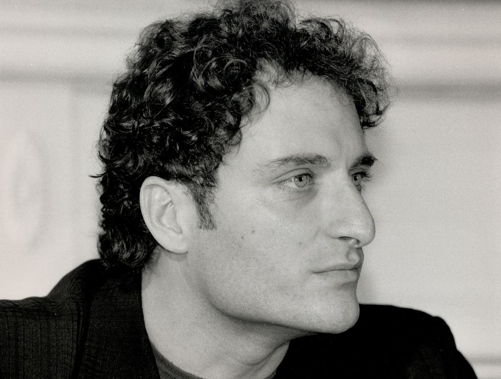 Photo en noir et blanc d'un jeune Kim Coates regardant à sa gauche.