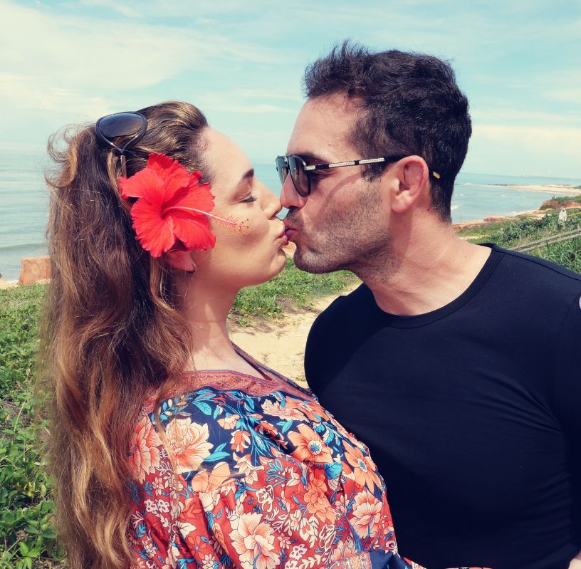 Kelly Brook und Jeremy Parisi küssen