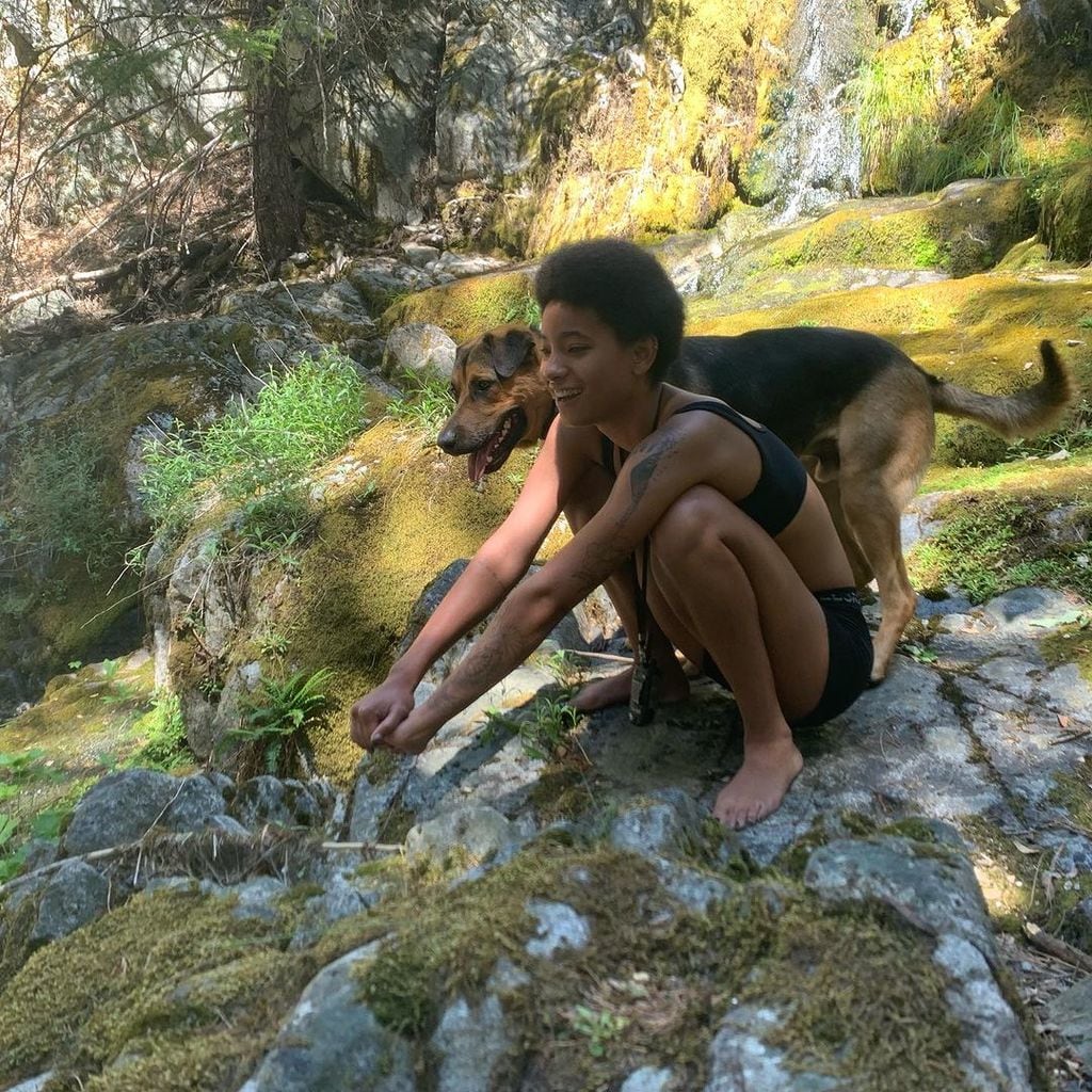 Willow Smith looked stylish in a black bikini while on vacation