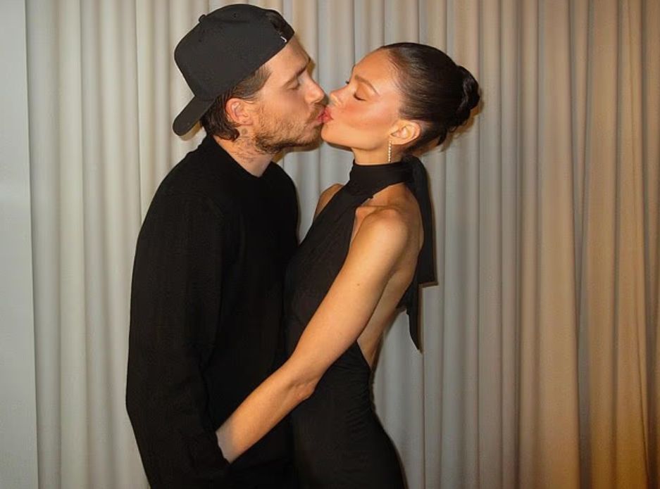 Brooklyn Beckham embrasse Nicola Peltz-Beckham