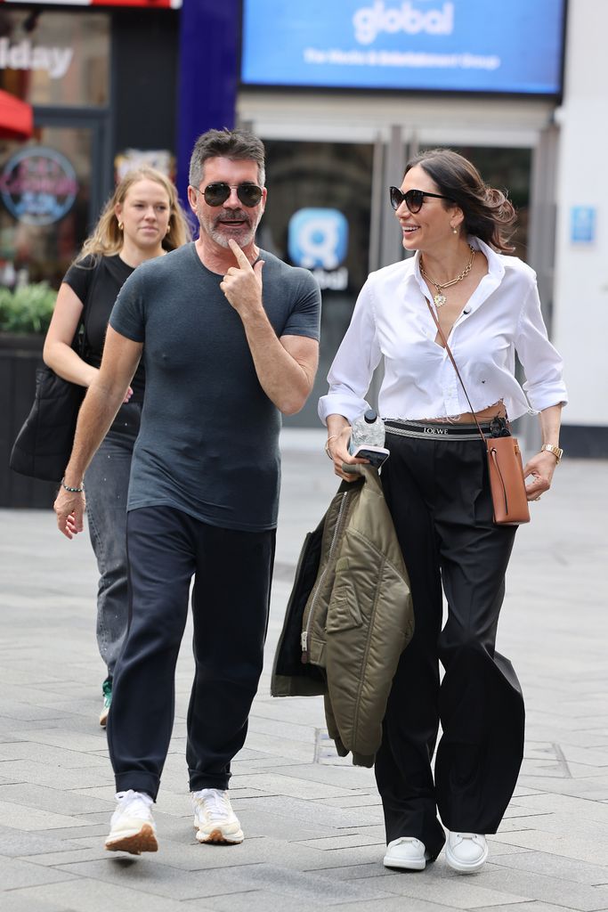 Simon Cowell e Lauren Silverman saindo do Capital Breakfast no Global Radio Studios em 05 de junho de 2024 em Londres, Inglaterra