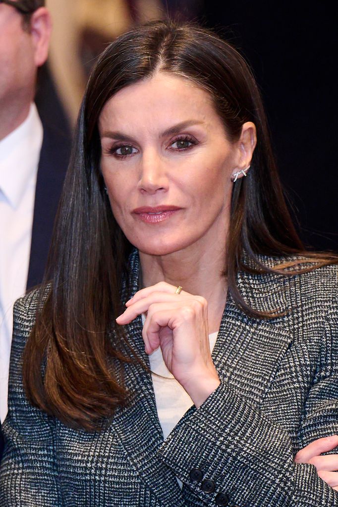 Queen Letizia looks just like Kate Middleton in stylish cinched blazer ...