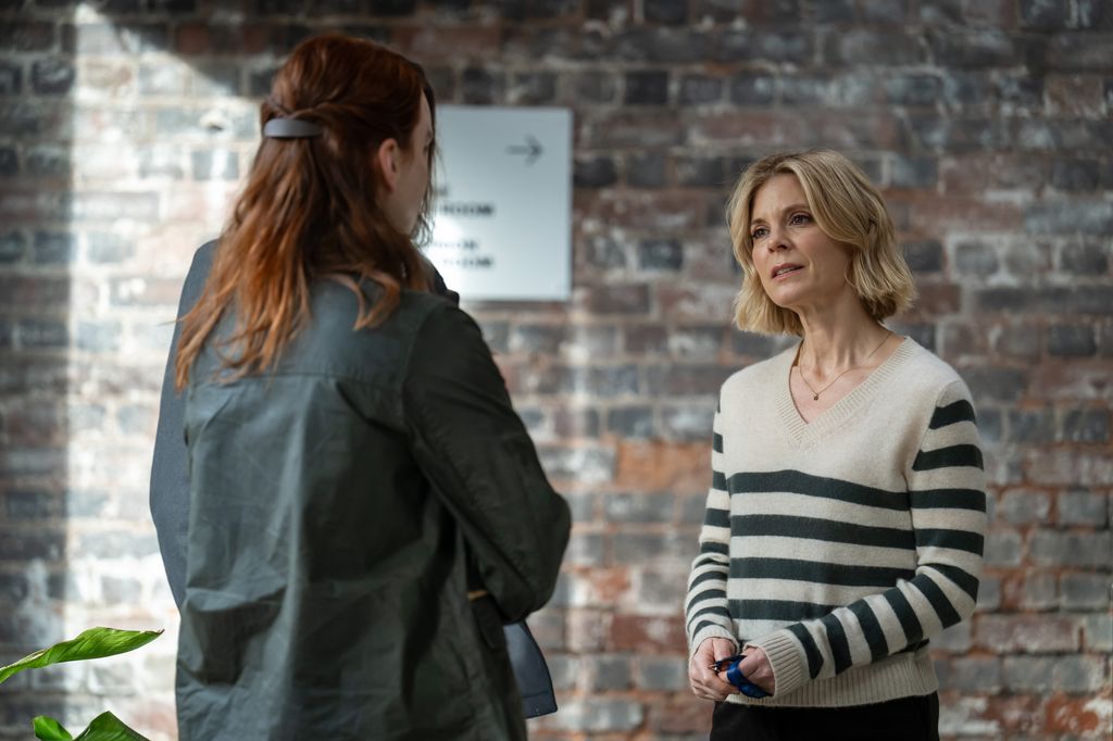 Thémis (ROSANNA ADAMS), Dr Nikki Alexander (EMILIA FOX)