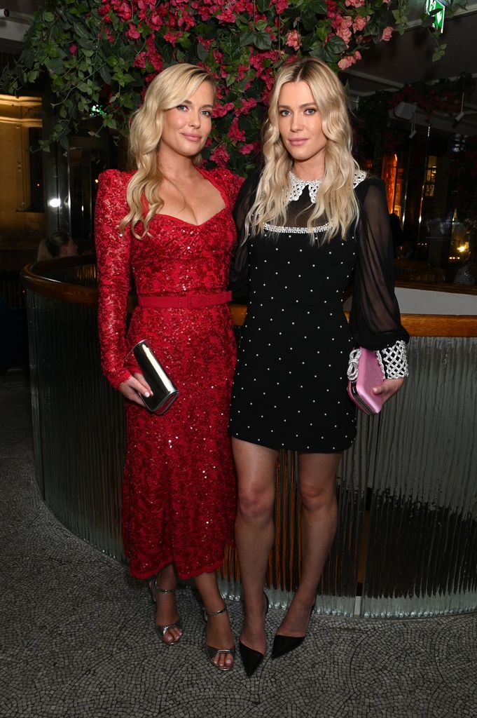 Lady Amelia Spencer e Lady Eliza Spencer participam de um coquetel oferecido por Nicky Hilton e Rebecca Vallance para comemorar o lançamento de sua Holiday Collection no The Bar at Gaia em 22 de outubro de 2024 em Londres, Inglaterra. (Foto de Sam Simpson/Dave Benett/Getty Images para Rebecca Vallance)