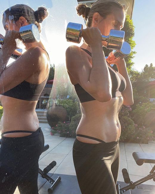 heidi wears a bra and leggings as she lifts weights in what appears to be an outdoor gym