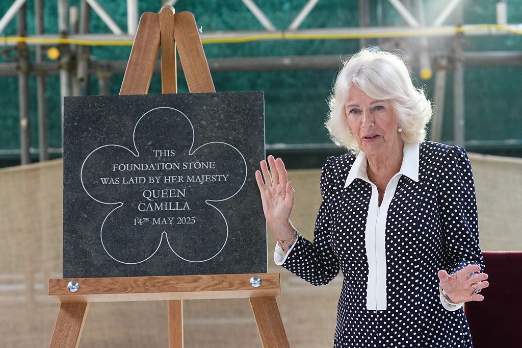 La Sra. Camilla explota la piedra fundamental para el rey Carlos III sin medir en Westminster Abbey