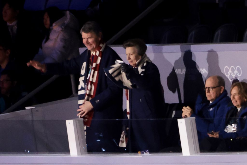 Une photo de la princesse Anne et de son mari, Sir Timothy Laurence, saluant la foule 