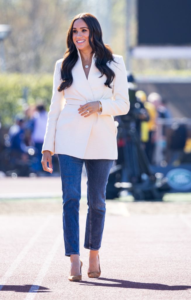 The Duchess of Sussex dengan celana jeans dengan pernyataan blazer putih