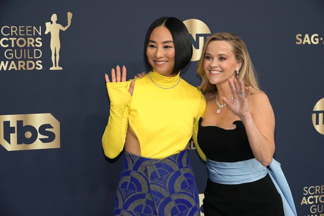 reese witherspoon with greta lee sag awards red carpet