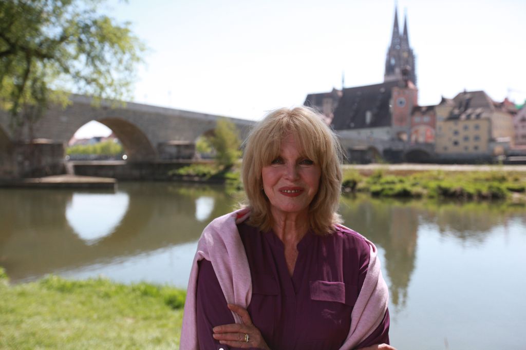 Kemeja pink joanna lumley