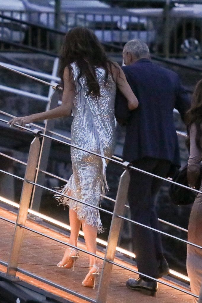 Amal Clooney scintille dans une robe d'été italienne slinky alors que George Clooney révèle qu'il est le gentleman ultime 6 Bguk_3311600 - * exclusif * Amal et George quittent le quai sur le lac Como