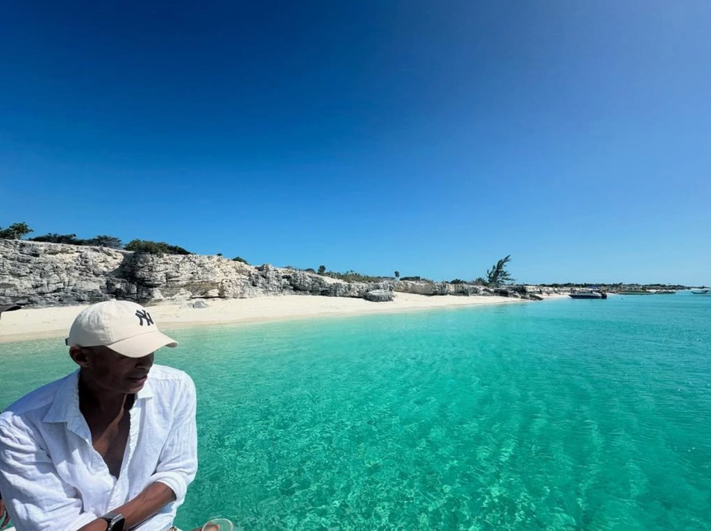 Photo partagée par Amy Robach sur Instagram juillet 2025 avec TJ Holmes en vacances à Turcs et Caicos