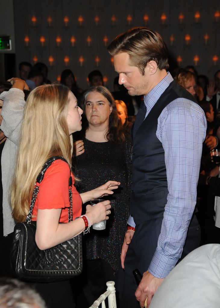 Amanda Seyfried en haut orange et Alexander Skarsgard en gilet à l'after party de la première de HBO de True Blood saison 4