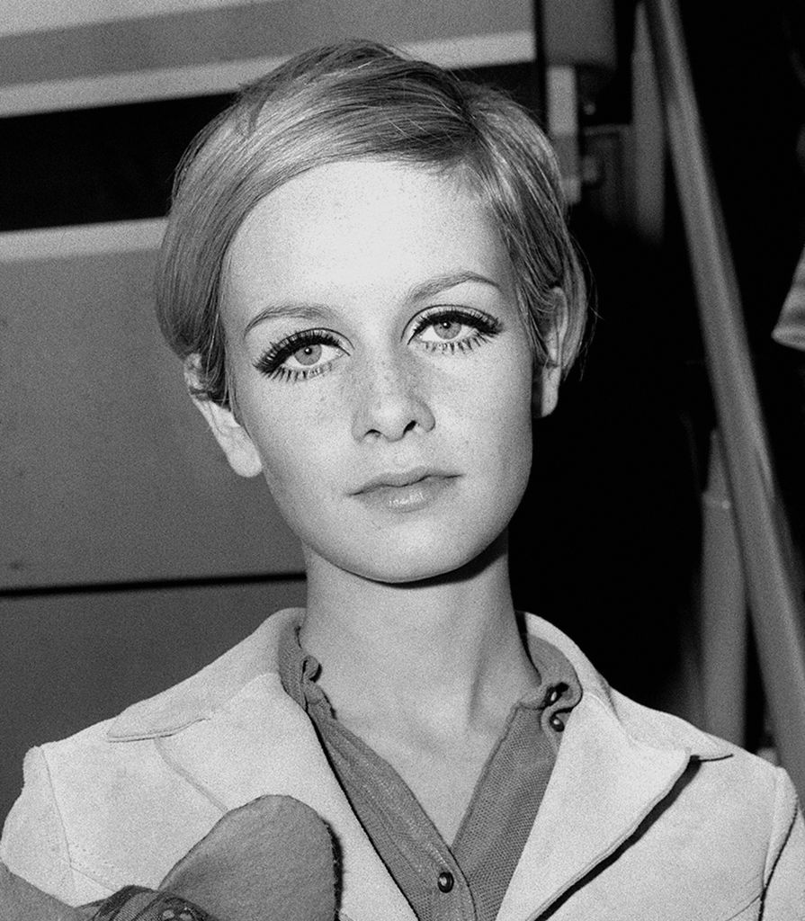 Twiggy posing in black and white 
