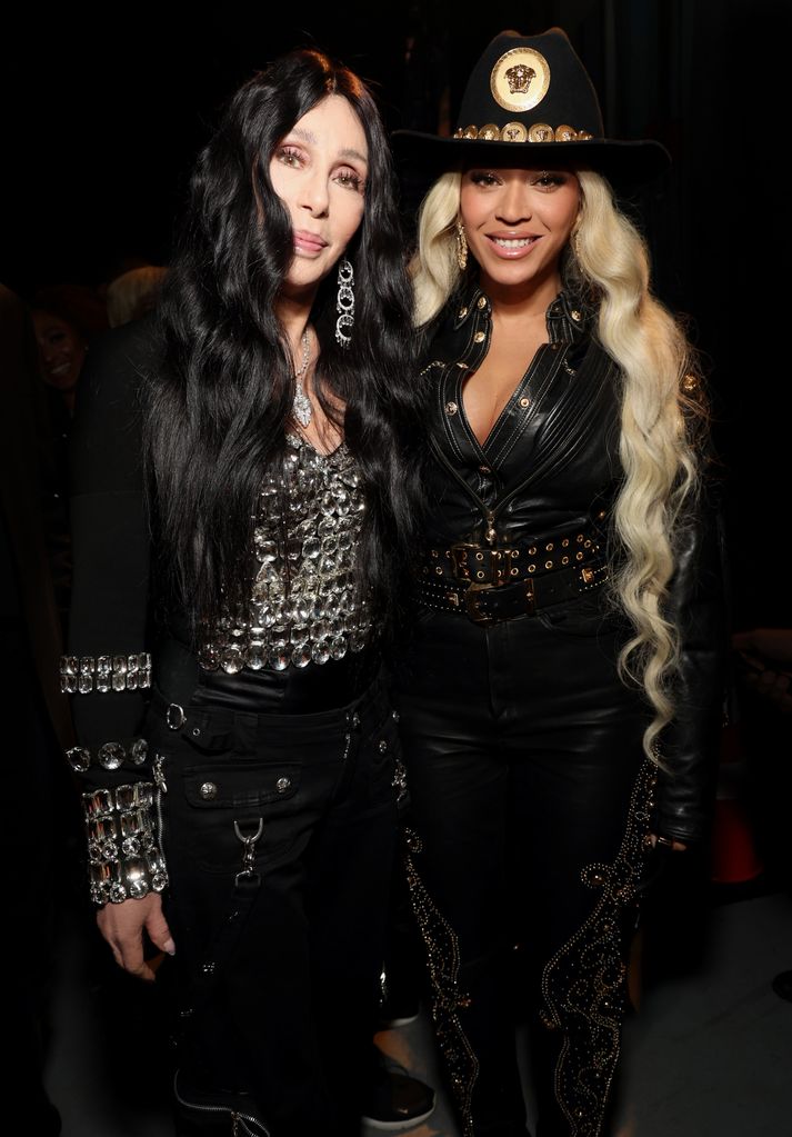 Cher e Beyoncé posam nos bastidores durante o 2024 iHeartRadio Music Awards no Dolby Theatre em Los Angeles, Califórnia, em 1º de abril de 2024