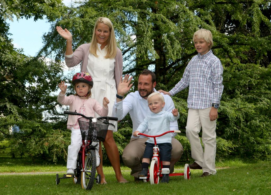 Crown Princess Mette-Marit and Crown Prince Haakon posing with their children on 03 September 2007 in the grounds of their Skaugum residence
