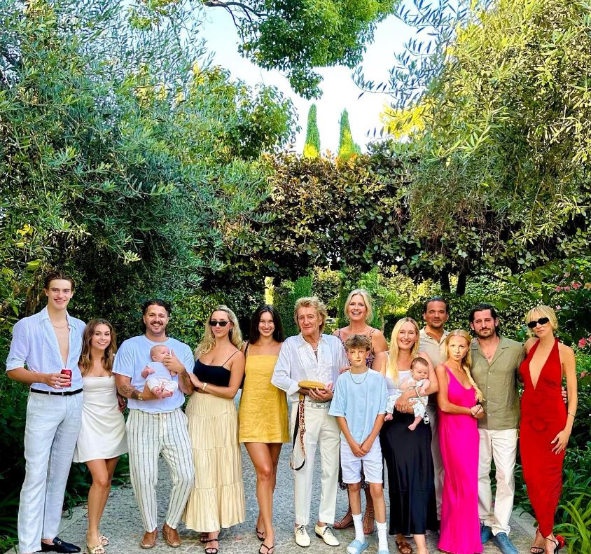 Family photo of Rod Stewart with all of his children and Penny Lancaster