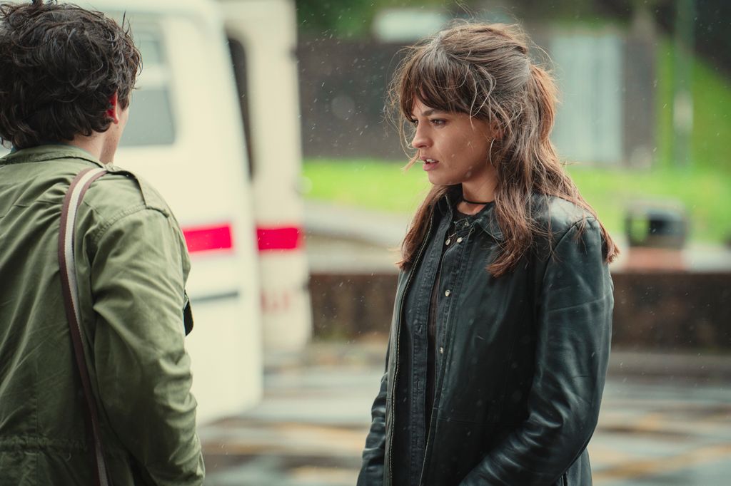 Edward Bluemel as Sean and Emma Mackey as Maeve in episode 4