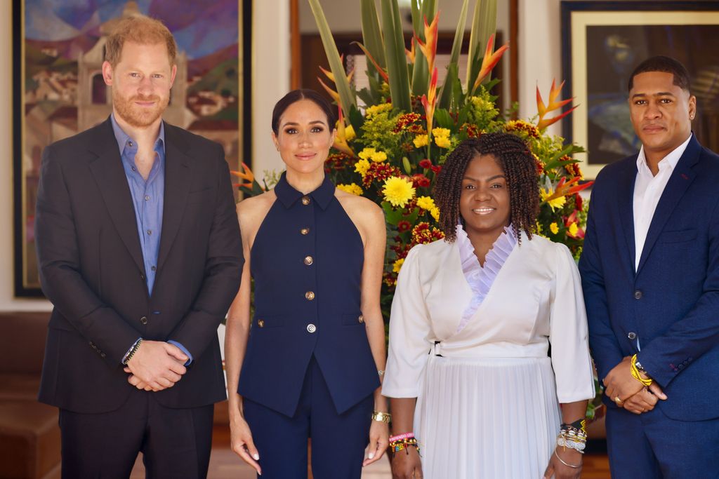 Książę Harry, książę Sussex (po lewej) i Meghan, księżna Sussex (2. od lewej) witają w Kolumbii wiceprezydent Francia MÃ¡rquez i jej mąż Yerney Pinillo