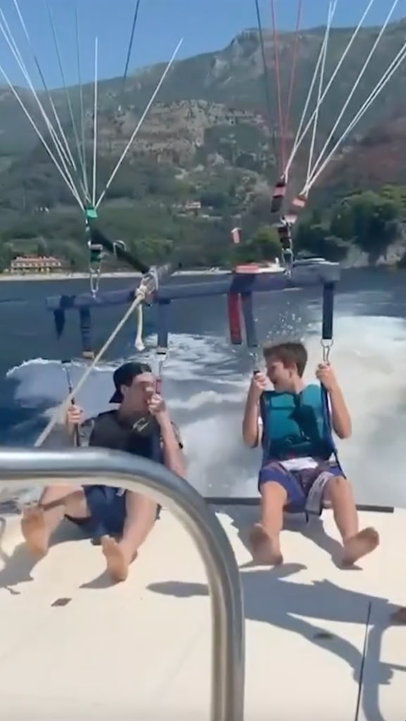 Une photo de Brooklyn et Cruz Beckham en parapente