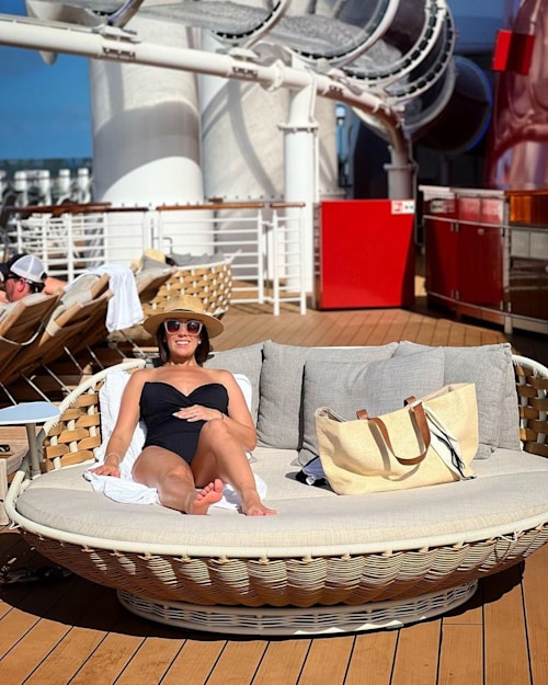 Pregnant Manrara displays growing baby bump in swimsuit on