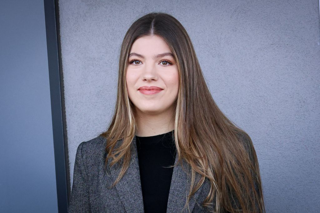 Infante Sofia d'Espagne dans un haut noir à col montant et une veste grise.