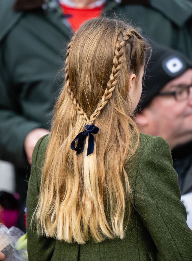 Princesa Charlotte no dia de Natal de 2023 com o cabelo trançado