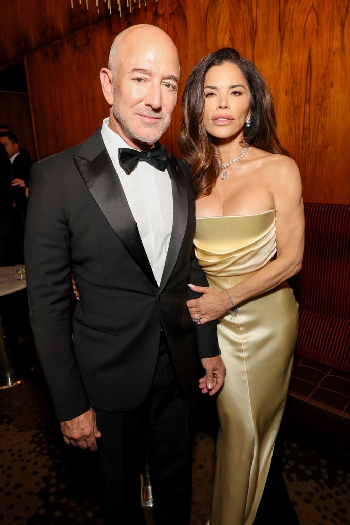Lauren Sánchez révèle sa surprise face aux paroles de son fils lors de son mariage avec Jeff Bezos 1 photo de Lauren Sanchez en robe dorée avec Jeff Bezos en smoking