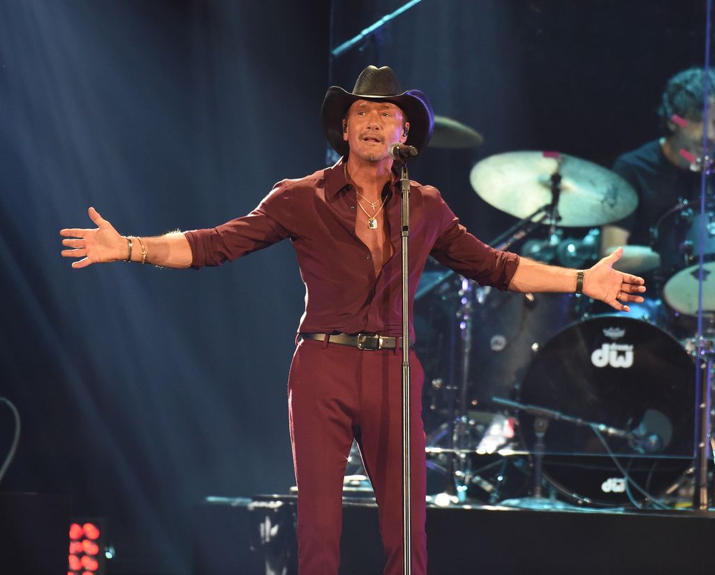 tim mcgraw arms out singing