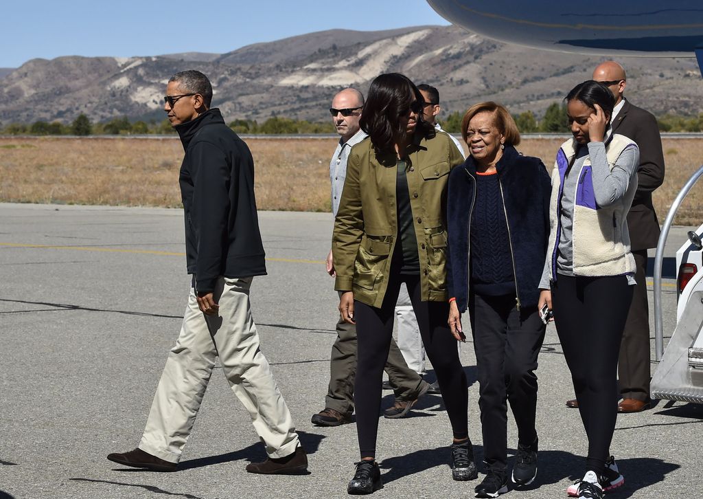 US President Barack Obama (L), First Lady Michelle Obama (2-R), her mother Marian Robinson and daughter Sasha (R) walk to their limousine upon their arrival in Bariloche, Argentina on March 24, 2016