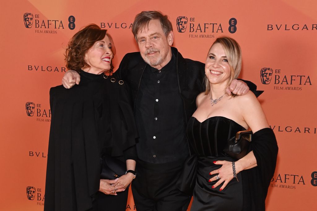 Chelsea, la fille de Mark Hamill, fait une superbe apparition avec son père lors d'une sortie sur le tapis rouge 3 Marilou York, Mark Hamill et Chelsea Hamill assistent à la soirée des nominés pour les EE BAFTA Film Awards 2025 à la National Gallery le 15 février 2025 à Londres, Angleterre