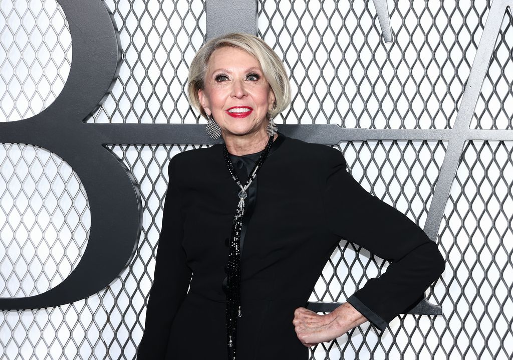 La star de Sex and the City, Julie Halston, 71 ans, fait tourner les têtes lors de sa dernière sortie sur le tapis rouge 4 Julie à la première du tapis rouge de The Beauty