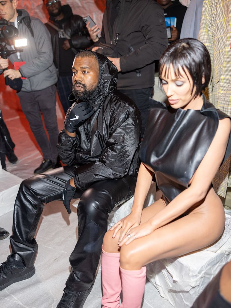 Kanye West e Bianca Censori comparecem ao desfile Marni durante a Milan Fashion Week 