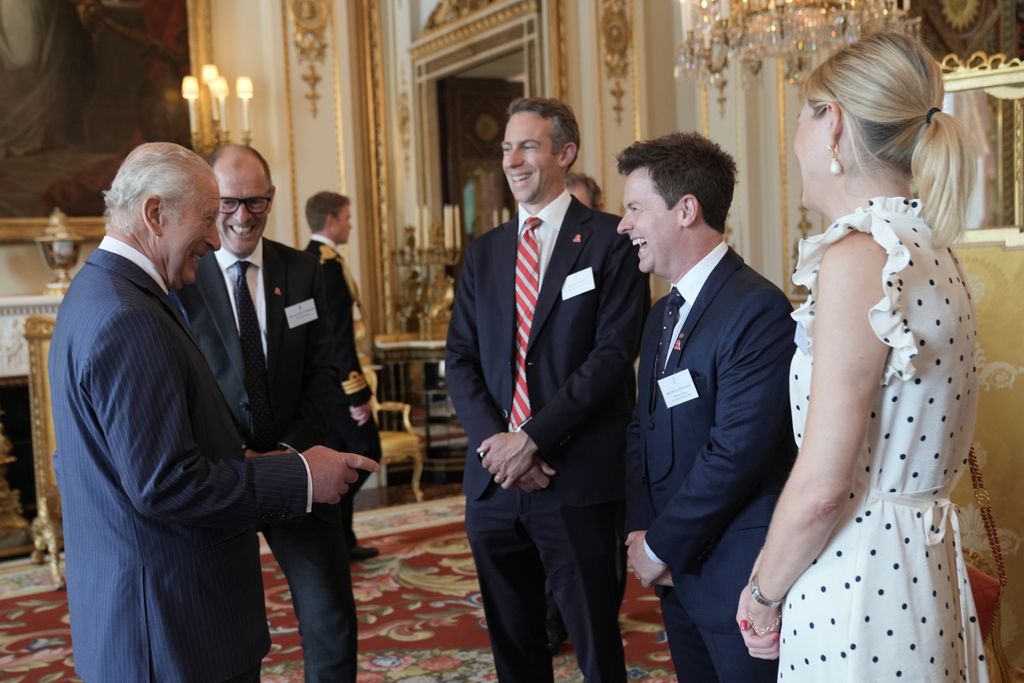 King Charles parlant à un groupe d'invités au palais de Buckingham 
