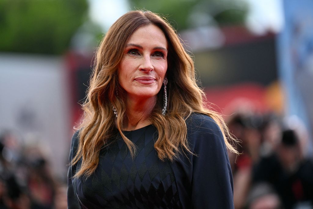 julia roberts black dress