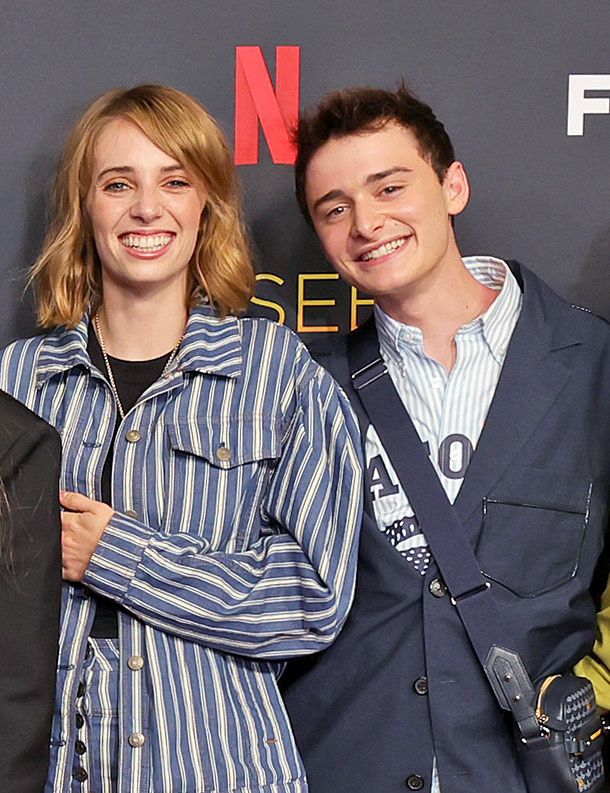 Des membres du casting de Stranger Things portés disparus au mariage de Maya Hawke à New York : ce que nous savons 4 Noé et Maya souriant