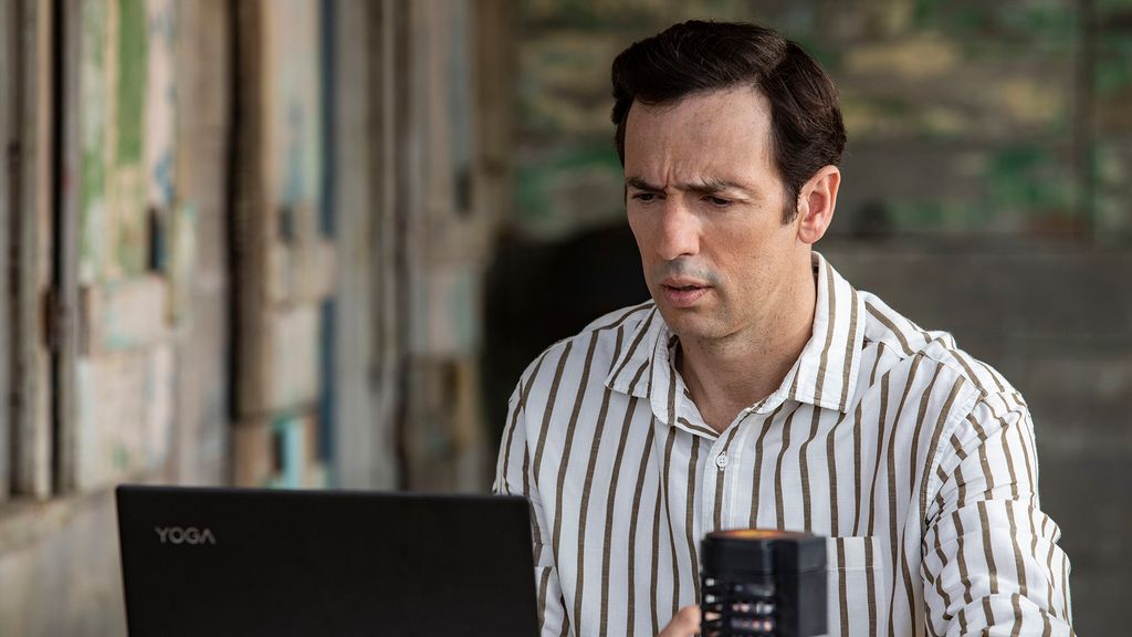 DI Neville Parker looking at his laptop in Death in Paradise 