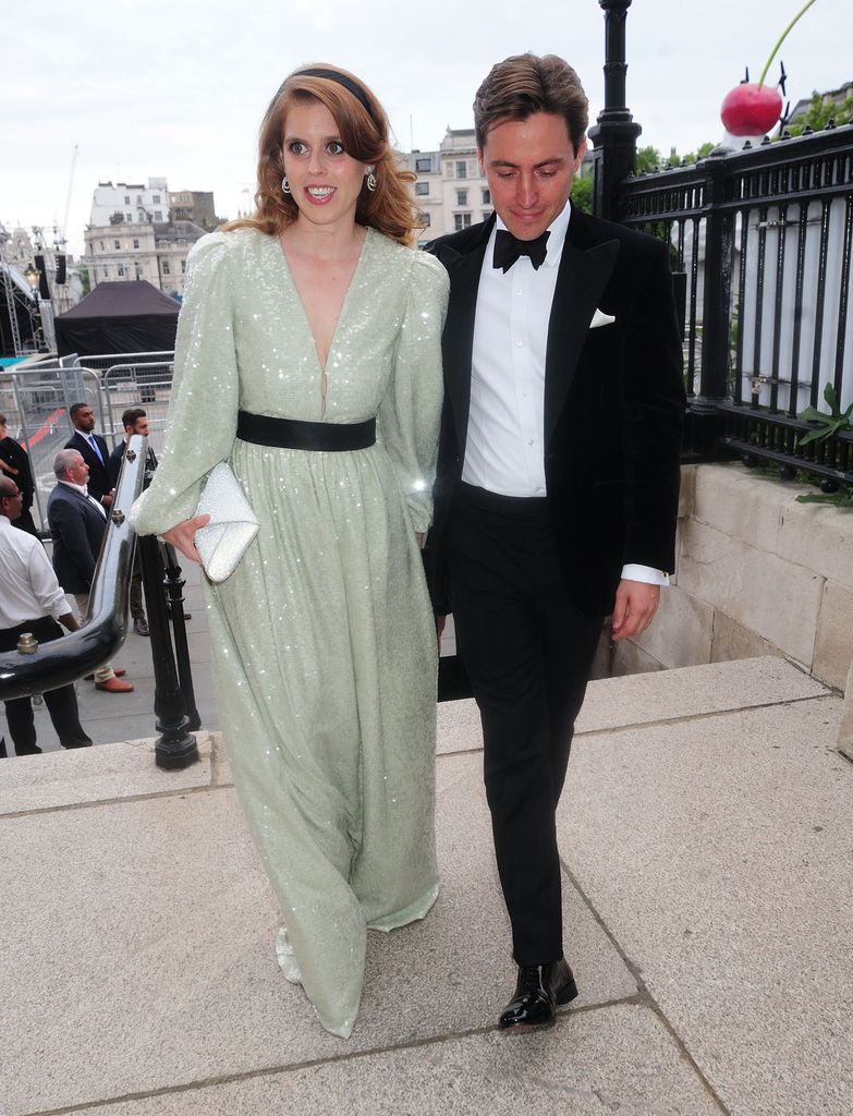 Princesse Beatrice dans une robe verte à l'extérieur avec Edoardo Mapelli Mozzi