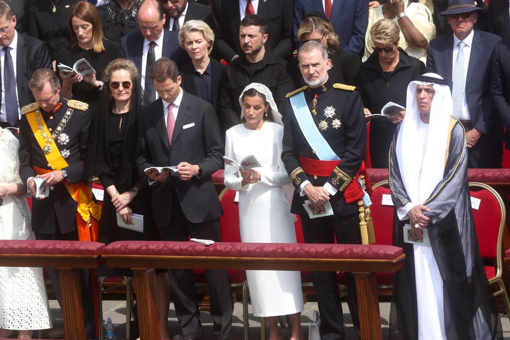 Urnula von der Leyen, (C izquierdo) vol)