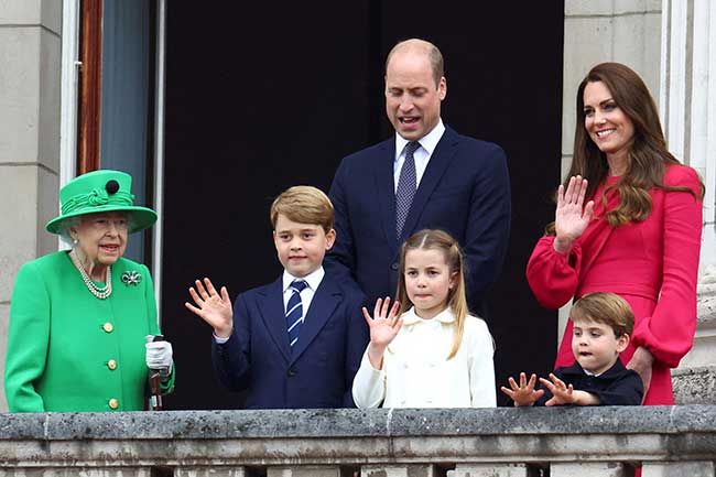royal family queen balcony
