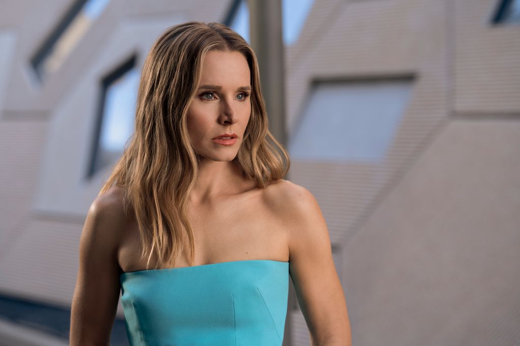 Kristen Bell sebagai Joanne di episode 110 Tidak Ada yang Menginginkan Ini. Dia mengenakan gaun strapless berwarna biru. 