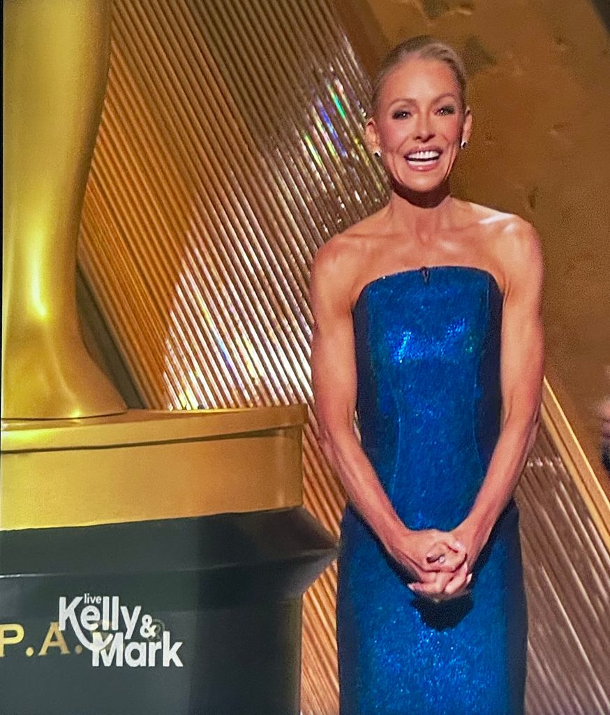 Foto Kelly Ripa di Live With Kelly & Mark selama liputan Oscars mereka