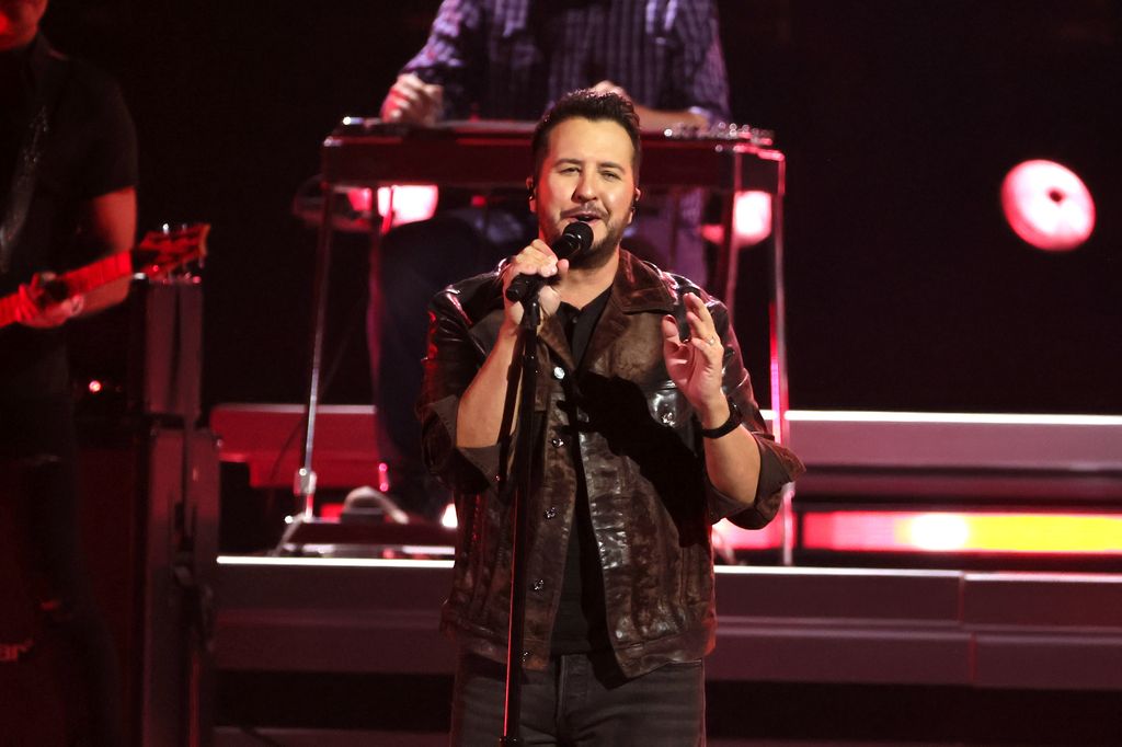 luke bryan singing on stage