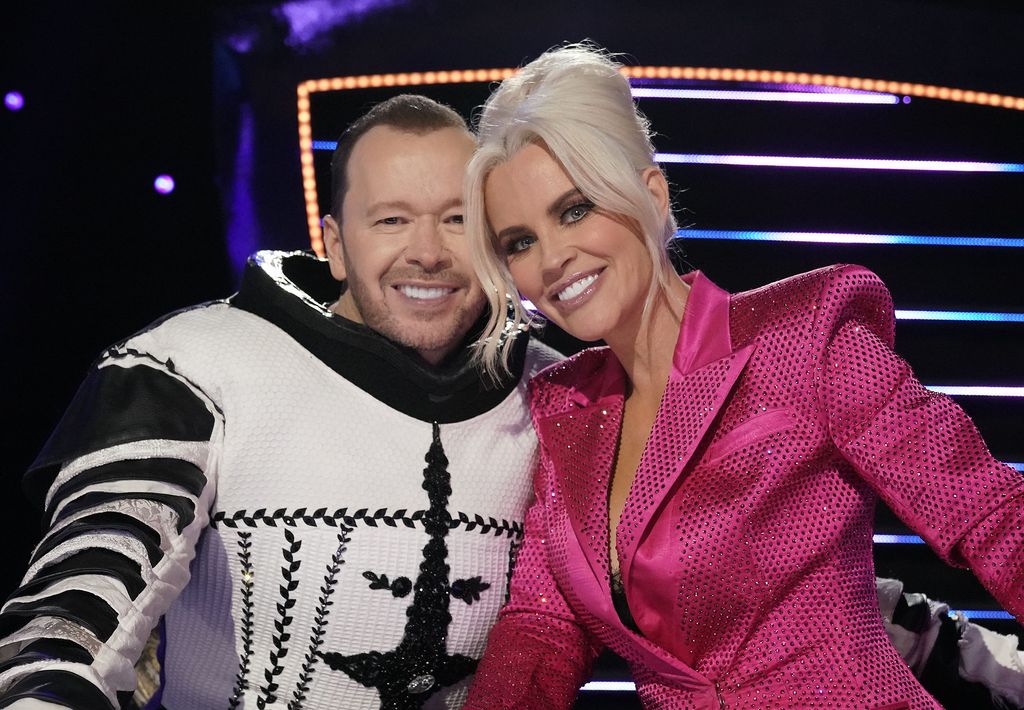  Donnie Wahlberg and Jenny McCarthy in the "Semifinals"episode of THE MASKED SINGER 