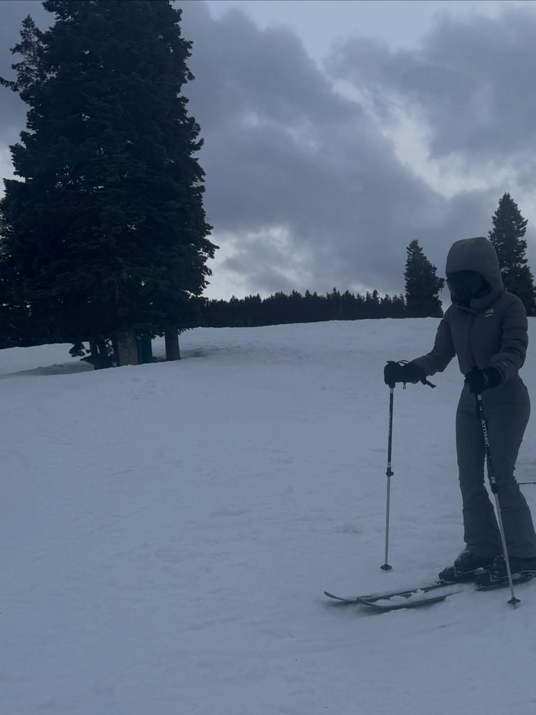Kim Kardashian skiing