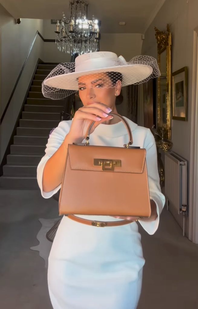 Tas Gemma Owen untuk acara ini berukuran sedang dan sangat cocok untuk apa pun dari sehari -hari hingga acara -acara khusus