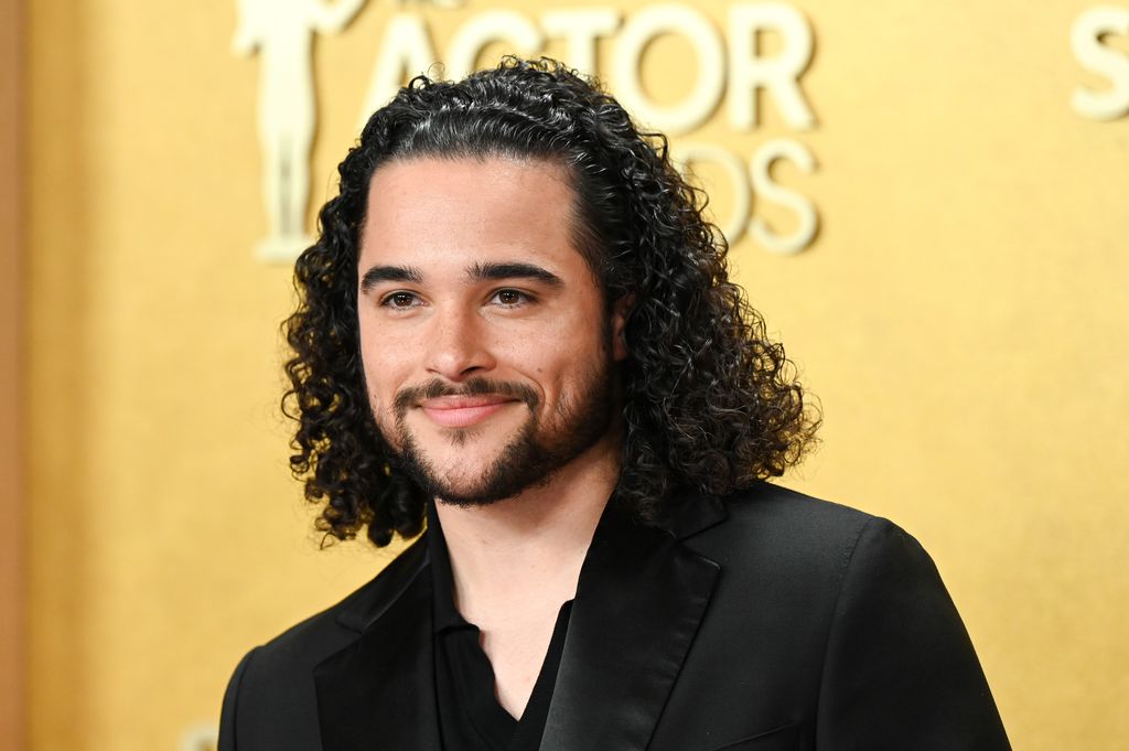 La prochaine série d'amour épicée sur le hockey de la star de Pitt, Off Campus, est sur le point d'être le sujet brûlant sur toutes les lèvres 1 Jalen Thomas Brooks de The Pitt joue également dans Off Campus