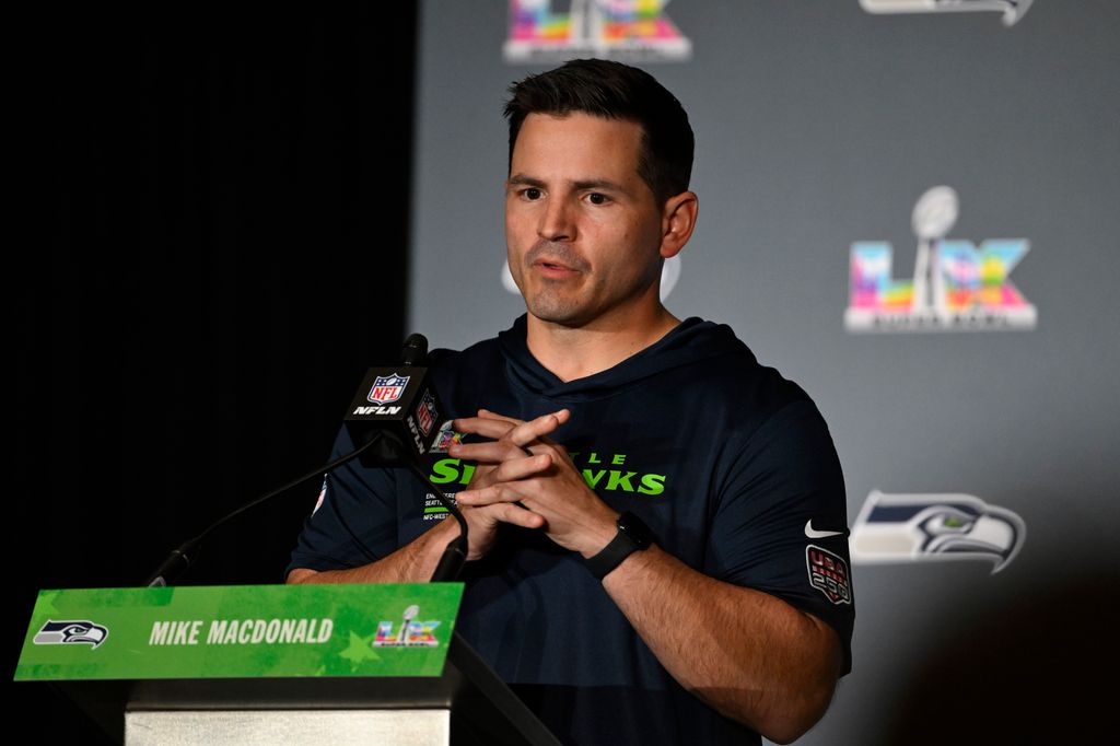 L'entraîneur-chef Mike Macdonald des Seahawks de Seattle s'adresse aux médias avant le Super Bowl LX au San Jose Convention Center le 3 février 2026 à San Jose, en Californie. (Photo par Eakin Howard/Getty Images)